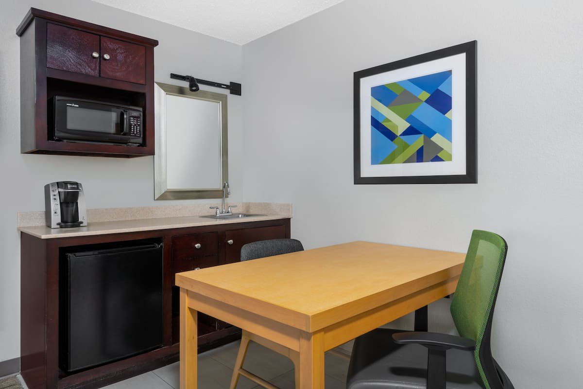 Suite, 1 Schlafzimmer, barrierefrei (Communications Accessible) | Daunenbettdecken, Zimmersafe, Schreibtisch
