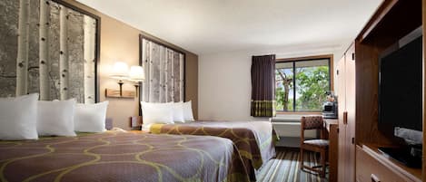 Habitación de hotel con dos camas, televisión, escritorio y ventana con cortinas.