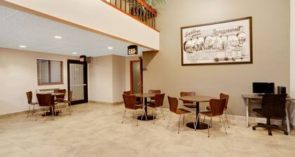 Super 8 by Wyndham Longmont/Del Camino