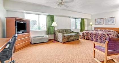 Super 8 by Wyndham Stamford/New York City Area