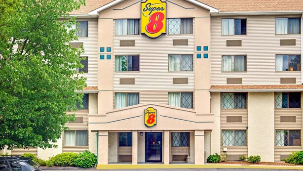 Un hôtel Super 8 à l’extérieur beige, doté de nombreuses fenêtres et d’une enseigne « Super 8 » bien visible.