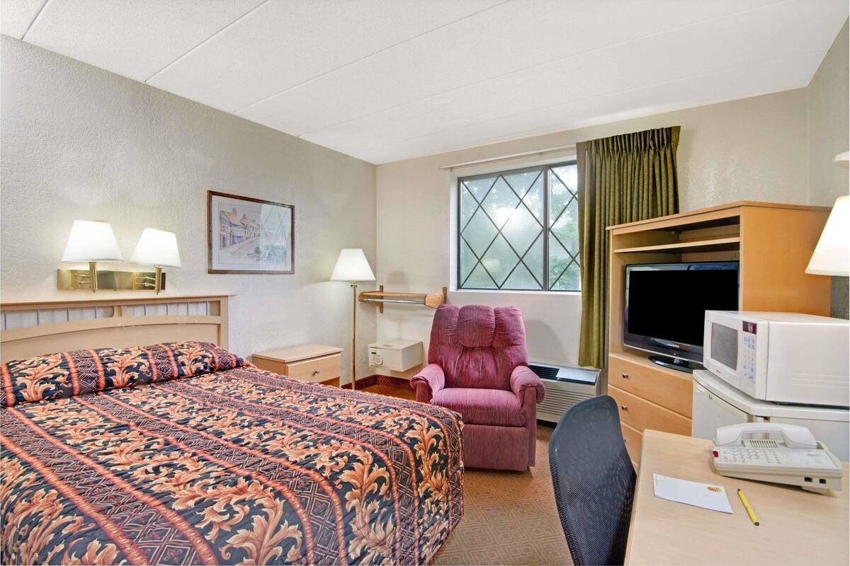 Chambre Deluxe, 1 très grand lit, fumeurs | Coffres-forts dans les chambres, bureau, fer et planche à repasser