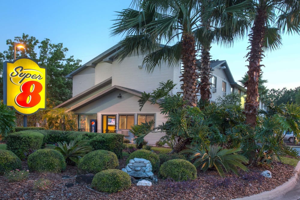 Super 8 by Wyndham Gainesville I-75 Hospital University Area