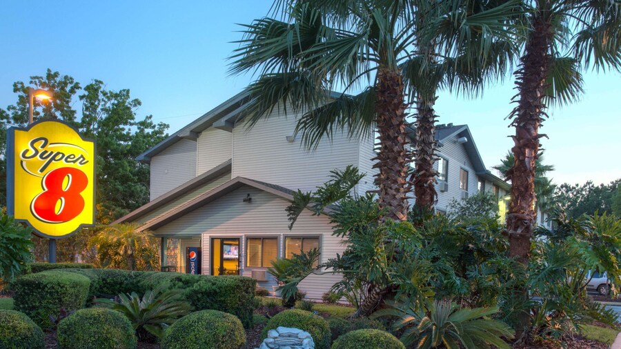 Super 8 by Wyndham Gainesville I-75 Hospital University Area