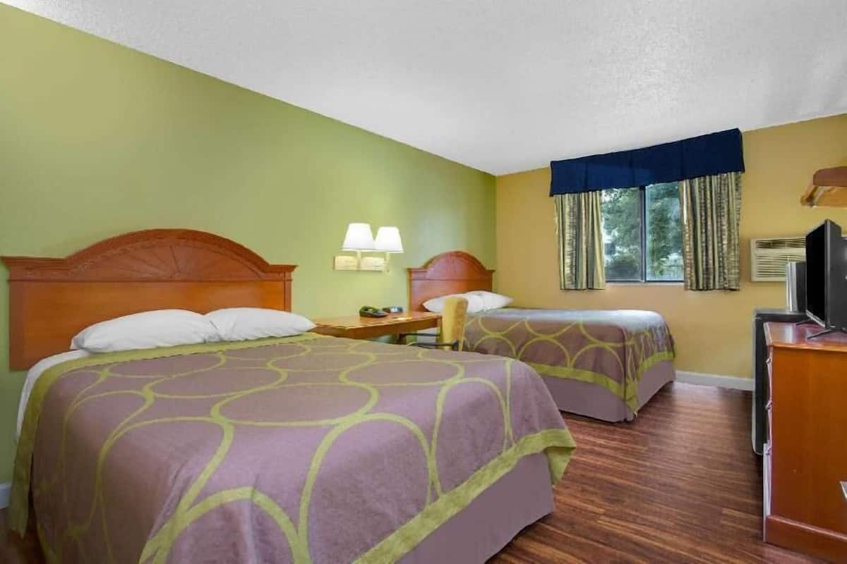 Hypo-allergenic bedding, in-room safe, desk, laptop workspace