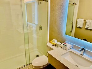 Dusche, kostenlose Toilettenartikel, Haartrockner, Handtücher