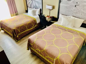 Ropa de cama hipoalergénica y caja de seguridad en la habitación 