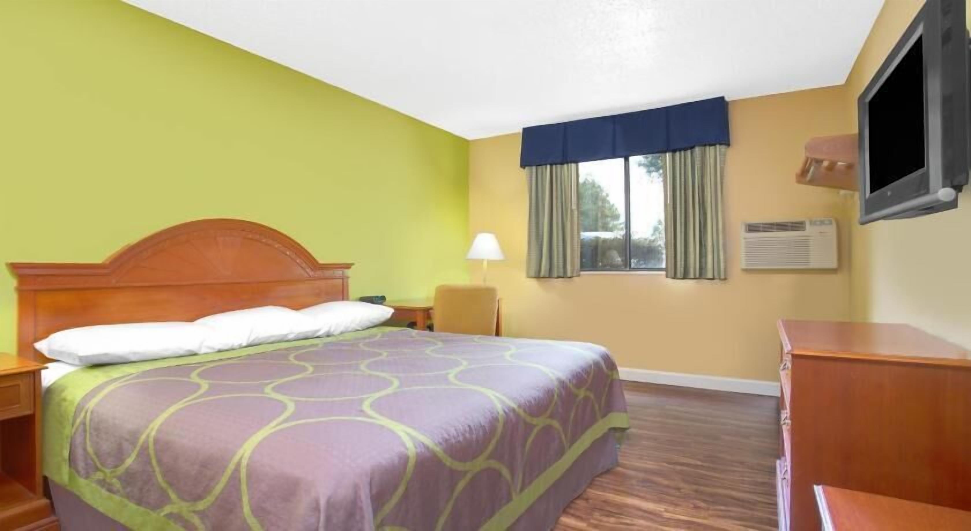 Hypo-allergenic bedding, in-room safe, desk, laptop workspace