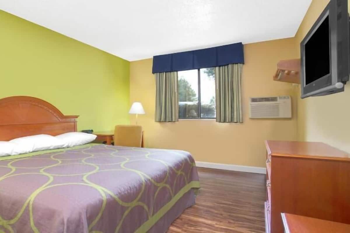 Hypo-allergenic bedding, in-room safe, desk, laptop workspace