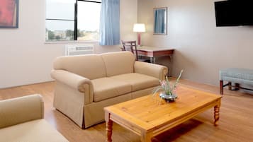 Studio-suite - 1 kingsize-seng med sovesofa - ikke-ryger - køleskab | Opholdsområde | Tv