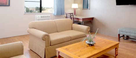 Suite studio, 1 très grand lit et 1 canapé-lit, non-fumeur, réfrigérateur | Aire de séjour | Téléviseur