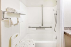 Ensemble baignoire-douche, séchoir à cheveux, serviettes fournies