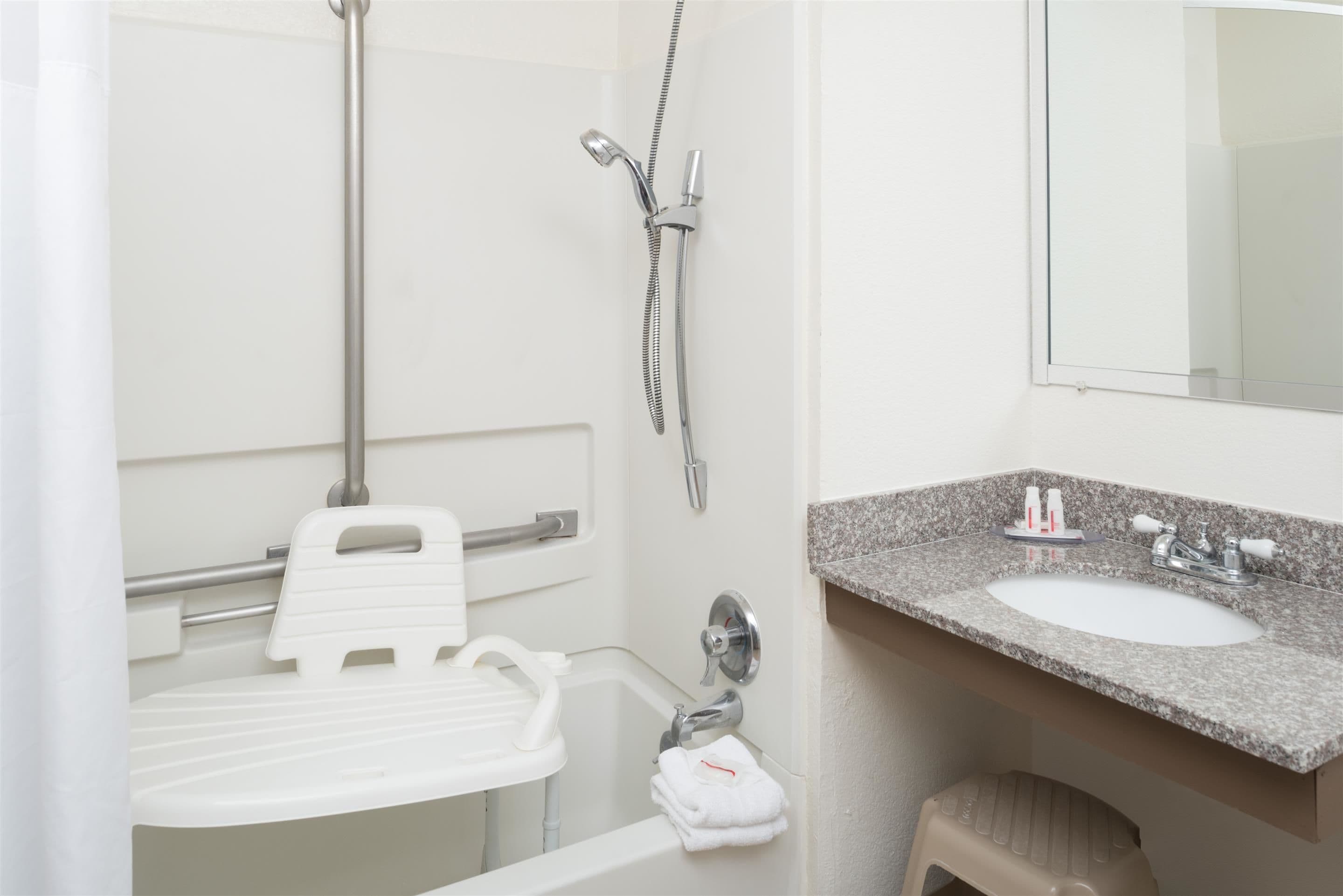 Habitación, 1 cama Queen size, con acceso para personas discapacitadas (Mobility/Tub w/Grab Bars) | Regadera en el baño