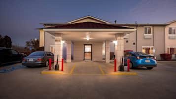 A hotel entrance with a covered driveway, marked parking spaces, and a building number 1751.