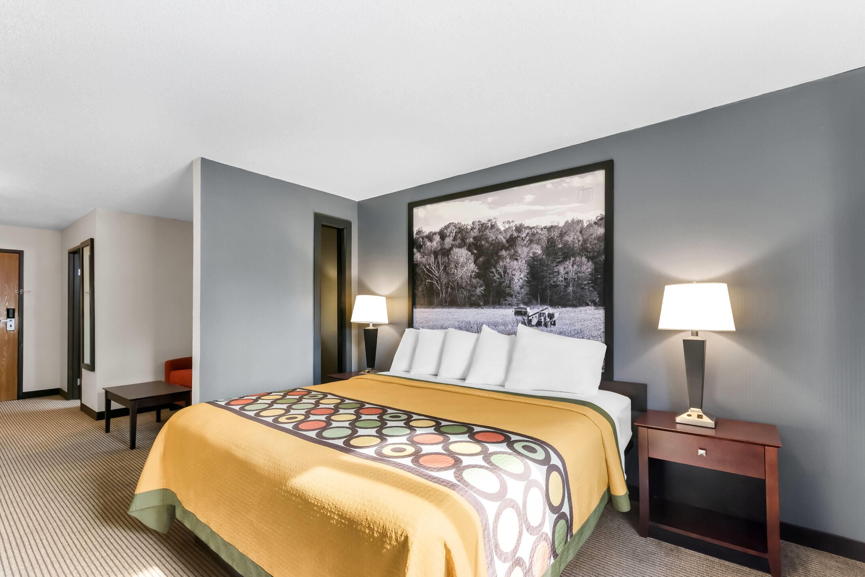 Suite estudio, 1 cama King size, para no fumadores | Escritorio, cortinas blackout y tabla de planchar con plancha 