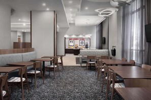 Bao gồm bữa sáng buffet hàng ngày 