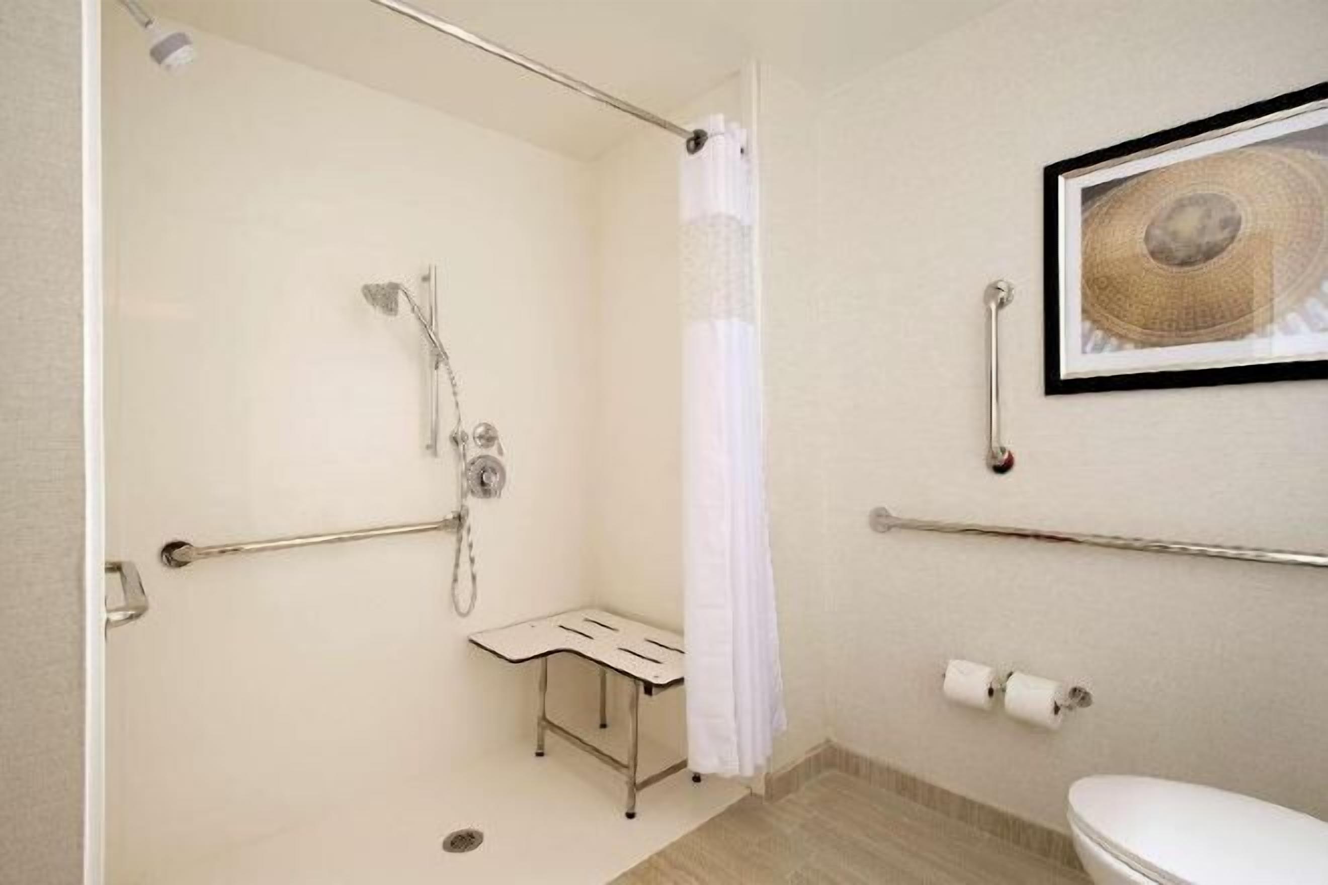 Articles de toilette gratuits, sèche-cheveux, serviettes fournies