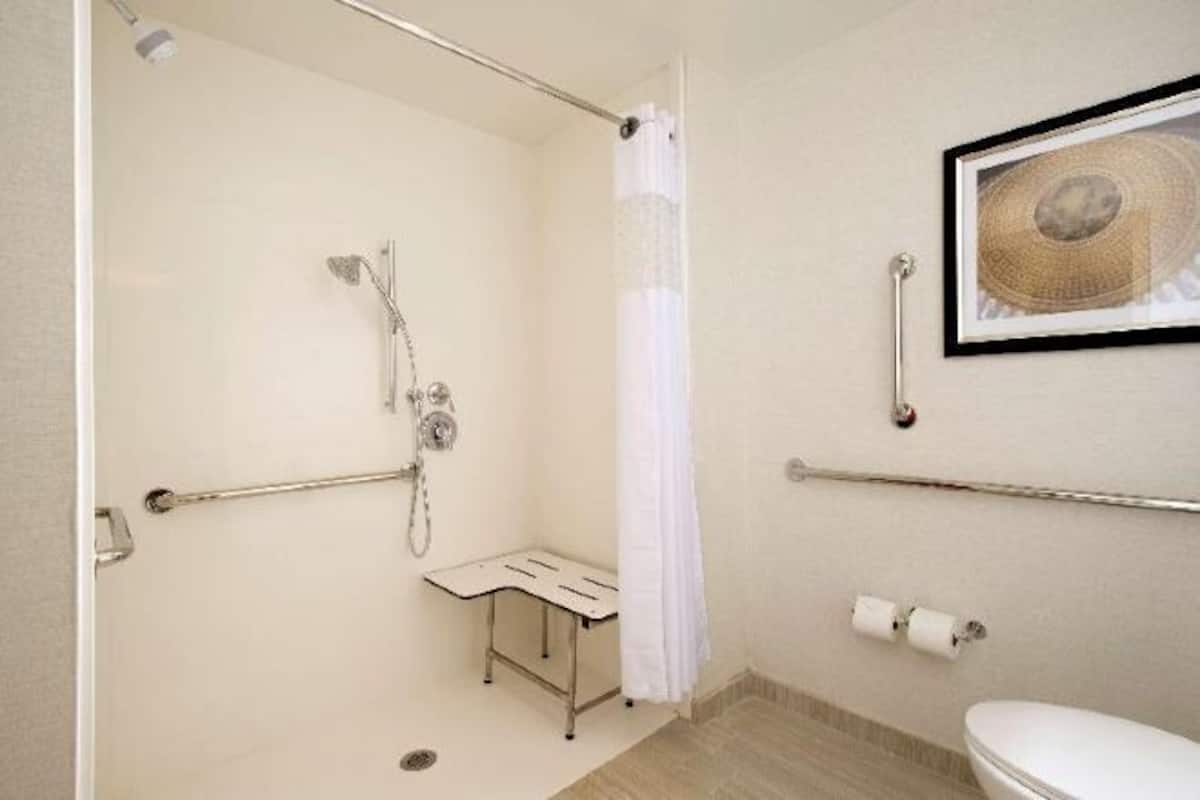 Articles de toilette gratuits, sĂšche-cheveux, serviettes fournies