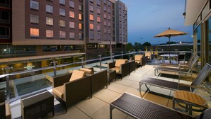 A rooftop terrace with outdoor seating and a pool. - Hampton Inn Washington DC NoMa Union Station (Washington)