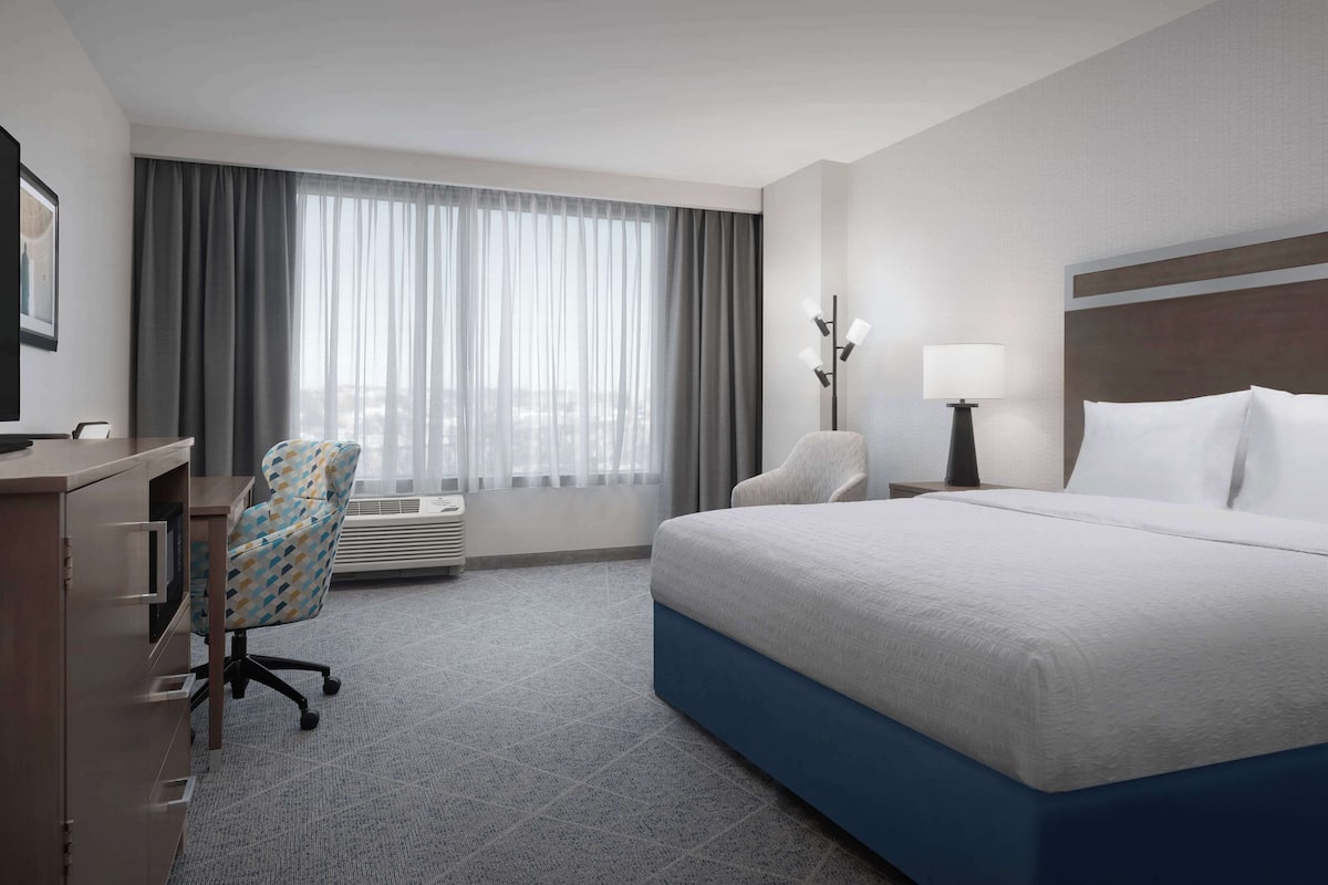 Minibar, in-room safe, iron/ironing board, free WiFi
