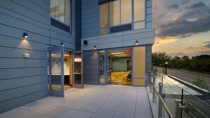 A modern building with large windows and a glass entrance. - Hampton Inn Washington DC NoMa Union Station (Washington)