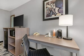 Standard Room, 1 King Bed, Non Smoking | Down duvets, desk, laptop workspace, blackout curtains