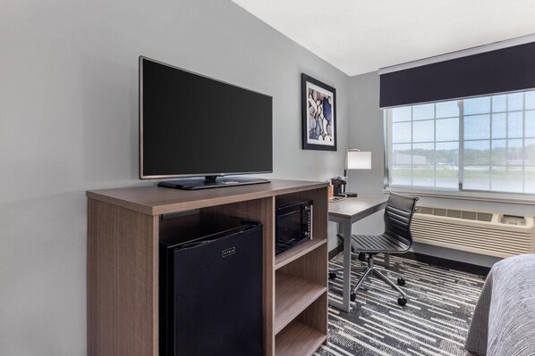 Standard Room, 1 King Bed, Non Smoking | Down duvets, desk, laptop workspace, blackout curtains