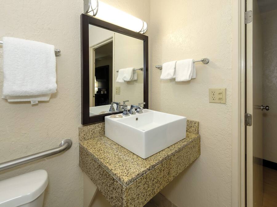 Chambre Standard, 1 trÚs grand lit, accessible aux personnes à mobilité réduite, non-fumeurs | Salle de bain | Ensemble douche/baignoire, articles de toilette gratuits