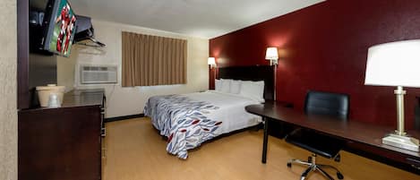 Escritorio, cortinas blackout, cunas gratuitas y wifi gratis