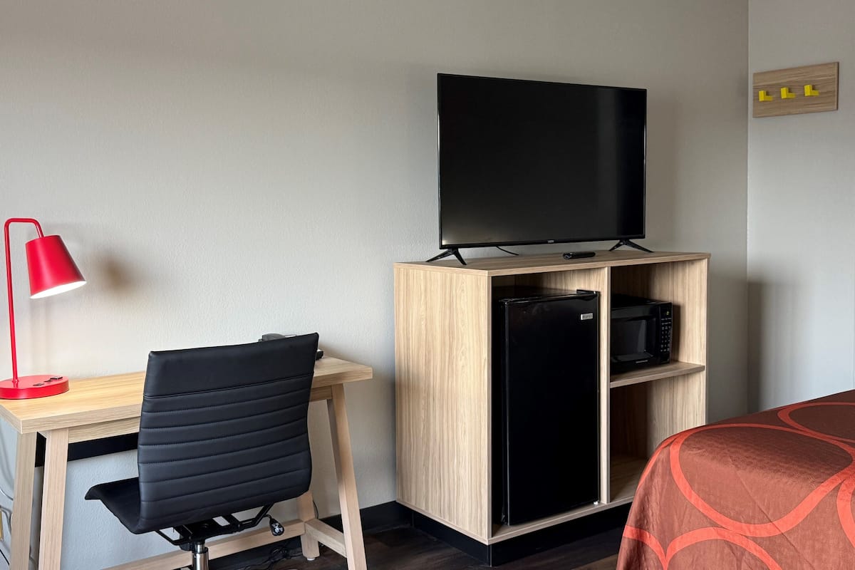 Standaard kamer, 1 kingsize bed | Een bureau, verduisterende gordijnen, gratis babybedden