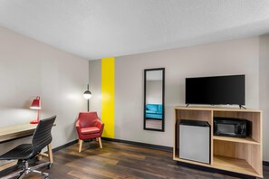 Desk, blackout curtains, free cots/infant beds, rollaway beds - Super 8 by Wyndham Evansville East (Evansville)