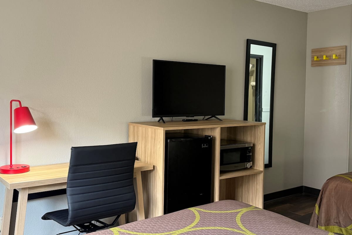 Standaard kamer, 2 queensize bedden | Een bureau, verduisterende gordijnen, gratis babybedden