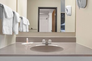 Ducha y bañera combinadas, secador de pelo y toallas