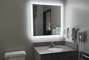 Camera, 1 letto queen, accessibile ai disabili, non fumatori (Accessible) | Bagno | Combinazione doccia/vasca, asciugacapelli, asciugamani