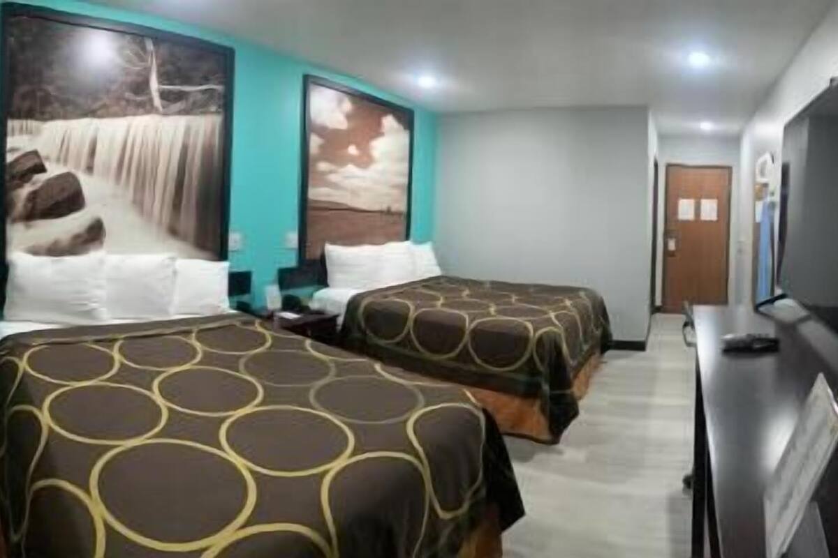 Schreibtisch, Bügeleisen/Bügelbrett, kostenlose Babybetten