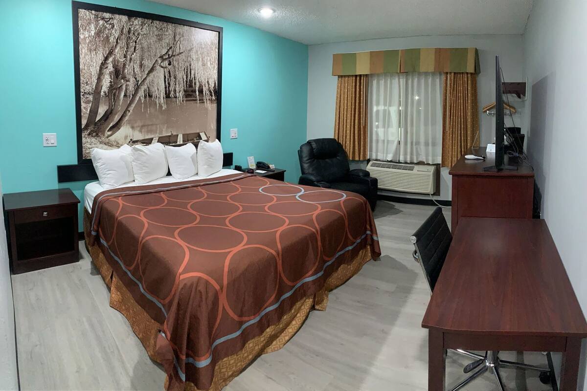 Schreibtisch, Bügeleisen/Bügelbrett, kostenlose Babybetten