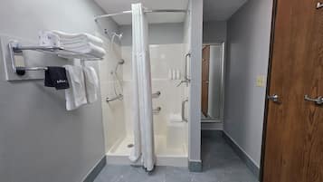 Camera, 1 letto queen, accessibile ai disabili, non fumatori | Bagno | Set di cortesia gratuito, asciugacapelli, asciugamani