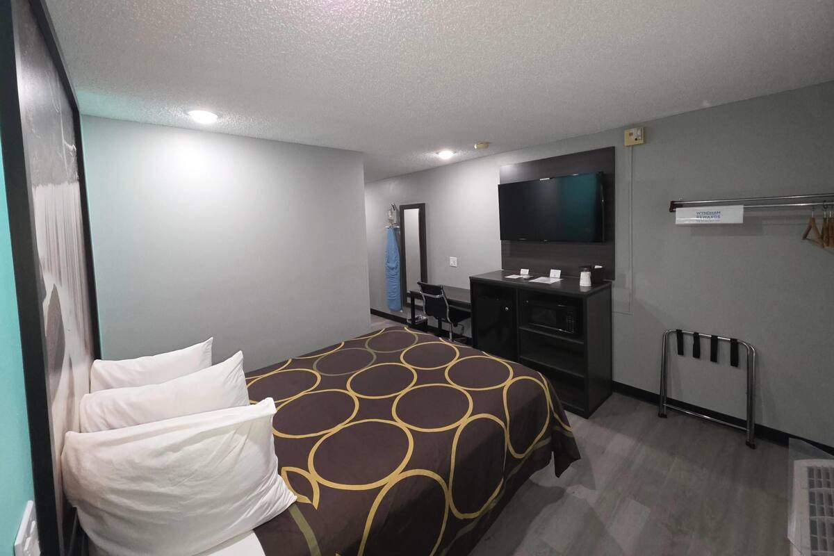 Room, 1 Queen Bed, Accessible, Non Smoking | Desk, iron/ironing board, free cribs/infant beds, free WiFi