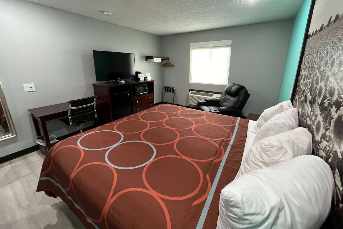 Chambre, 1 trÚs grand lit, non-fumeurs (Pet-Friendly) | Bureau, fer et planche à repasser, lits bébé (gratuits), Wi-Fi gratuit