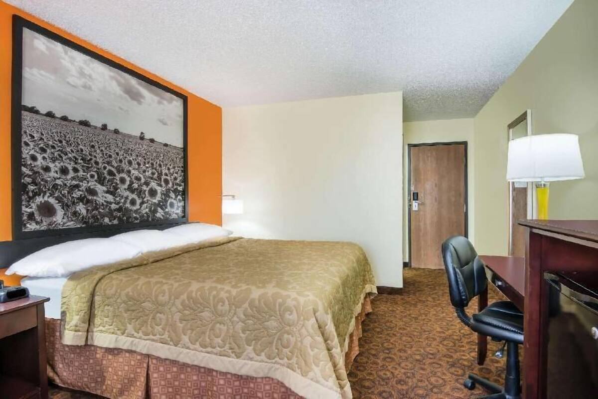 Schreibtisch, Bügeleisen/Bügelbrett, kostenlose Babybetten