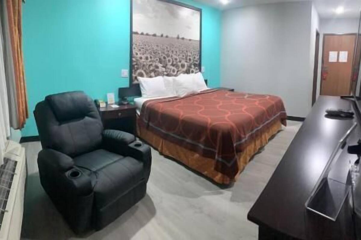 Schreibtisch, Bügeleisen/Bügelbrett, kostenlose Babybetten