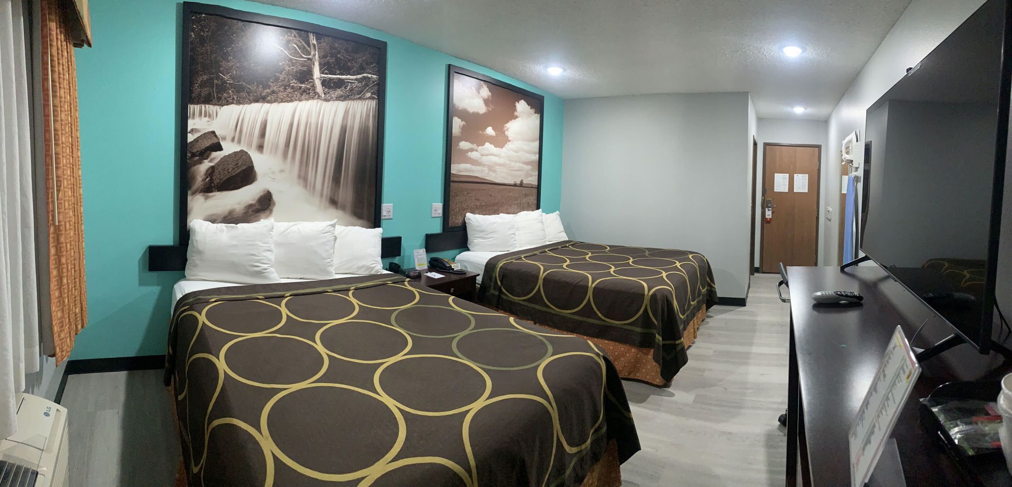 Schreibtisch, Bügeleisen/Bügelbrett, kostenlose Babybetten