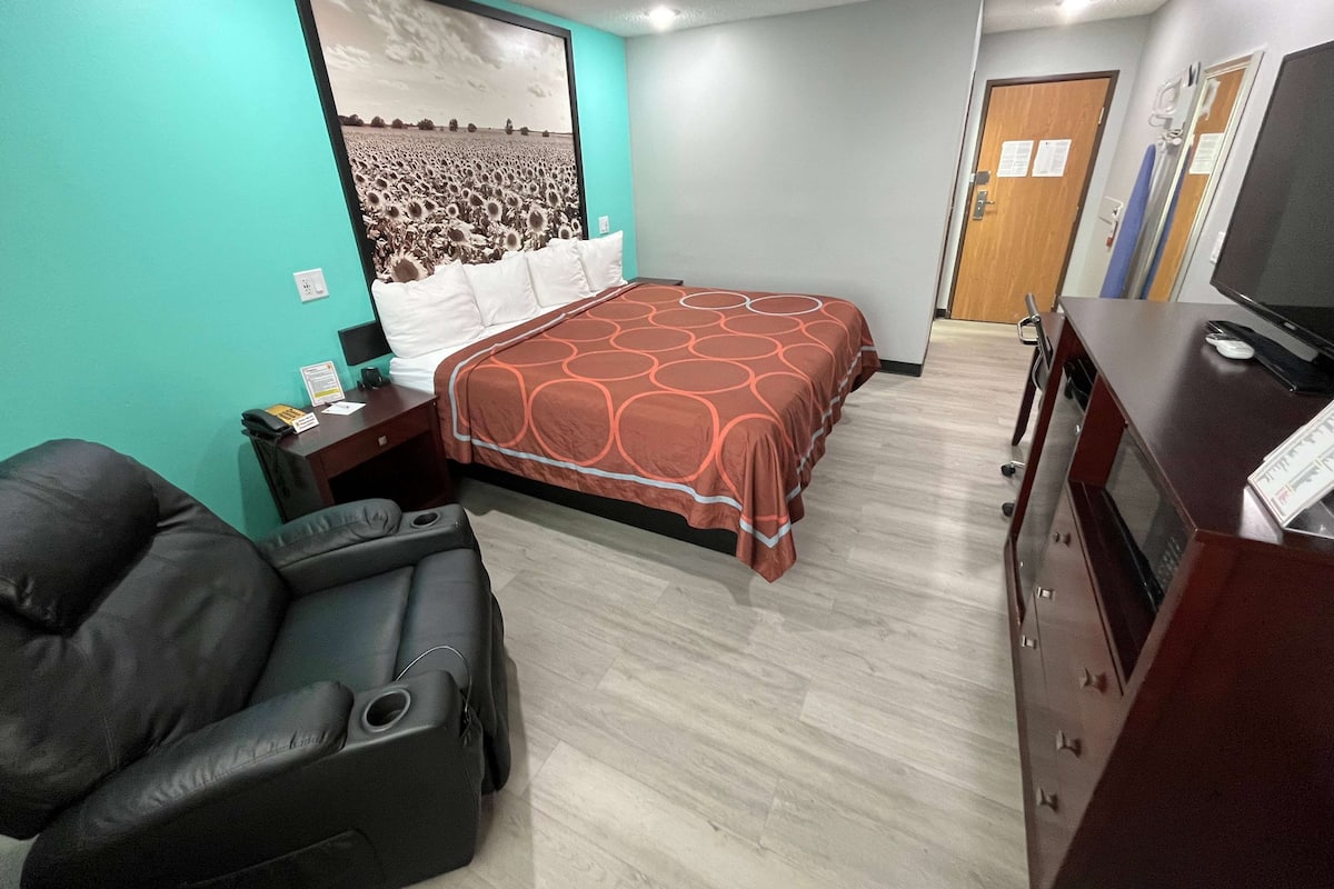 Chambre Standard, 1 trÚs grand lit | Bureau, fer et planche à repasser, lits bébé (gratuits), Wi-Fi gratuit