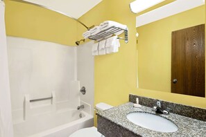 Ducha y bañera combinadas, secador de pelo y toallas