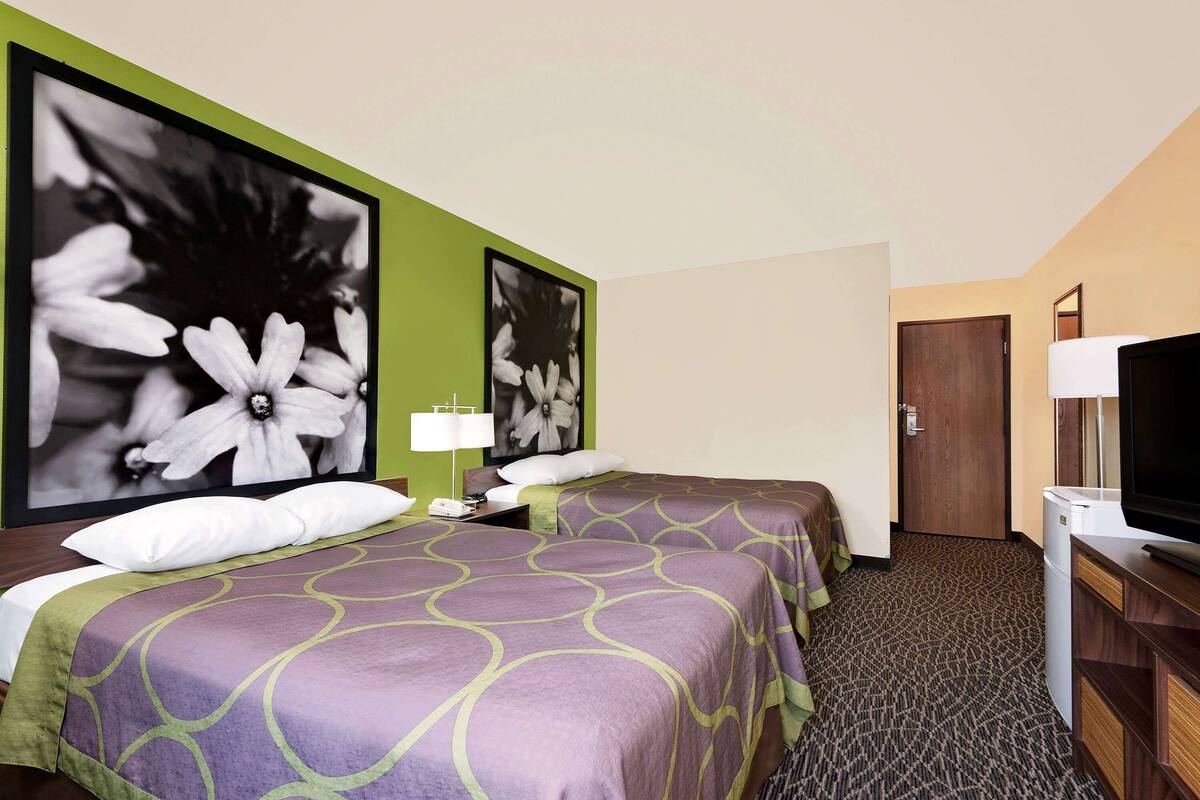 ห้องดับเบิล, เตียงใหญ่ 2 เตียง | โต๊ะทำงาน, เตารีด/โต๊ะรีดผ้า, เปล/เตียงเด็กอ่อน (ฟรี), Wi-Fi ฟรี