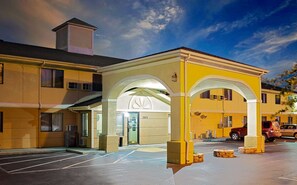 Exterior - Super 8 by Wyndham Muncie/Ball St. College Area (Muncie)