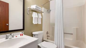 Rum - 1 queensize-säng - tillgänglighetsanpassat - icke-rökare (Mobility Bath Tub w/Grab Bars) | Badrum | Badkar/dusch, gratis toalettartiklar och handdukar