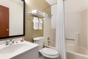 Combined shower/bathtub, free toiletries, towels