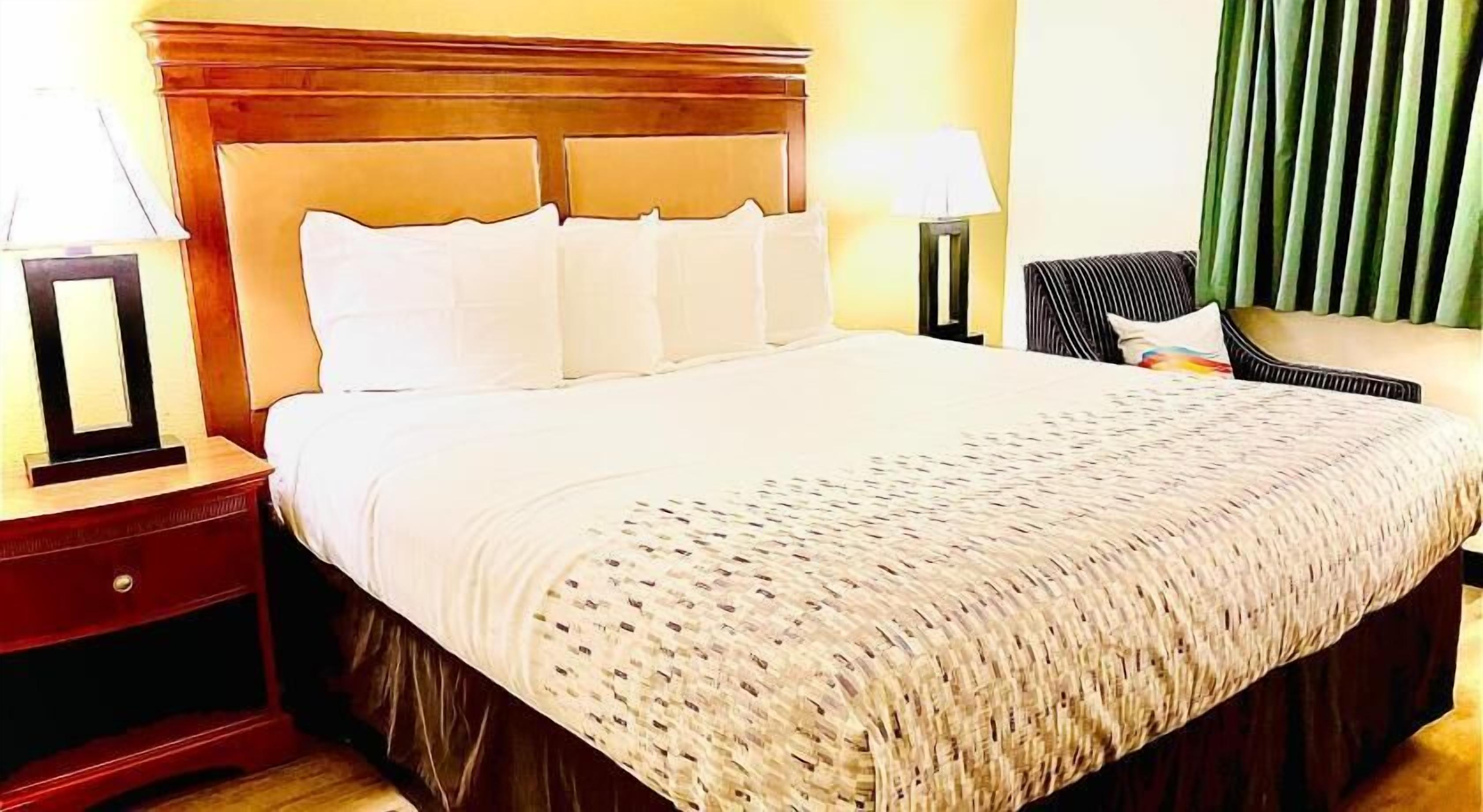 加厚床垫、办公桌、笔记本电脑工作区、免费 WiFi