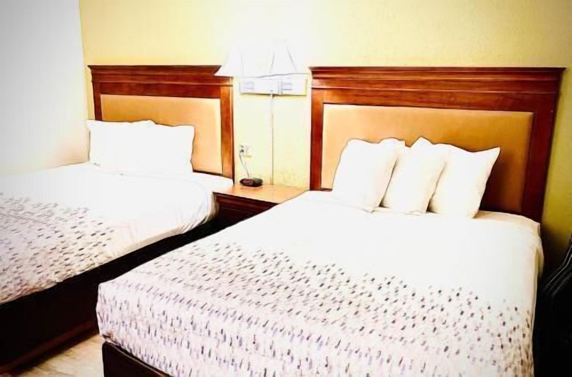 加厚床垫、办公桌、笔记本电脑工作区、免费 WiFi